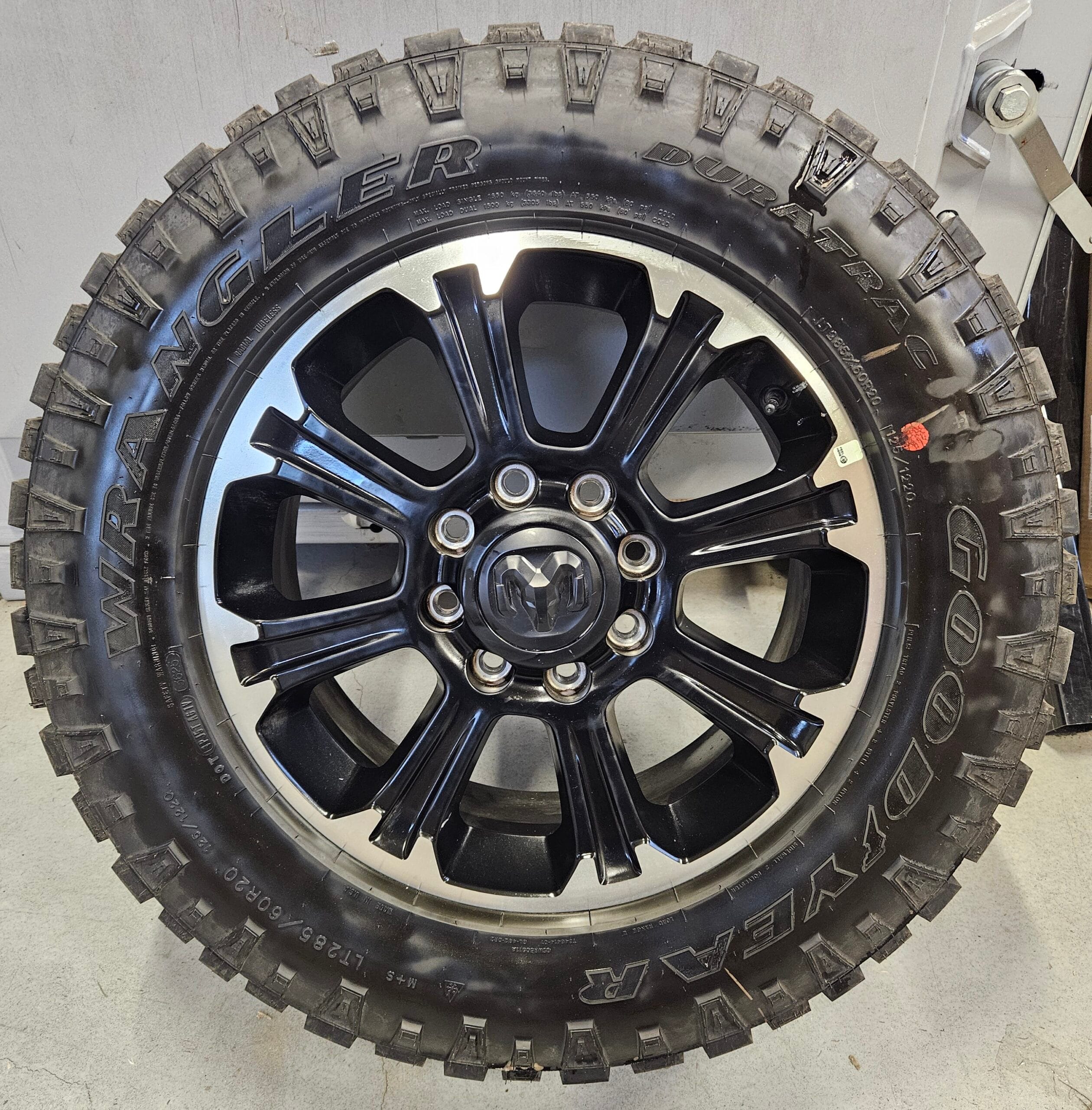 Dekk m/felgu nr 14 Ram svartar og silvur >24- 275/70R18 sett