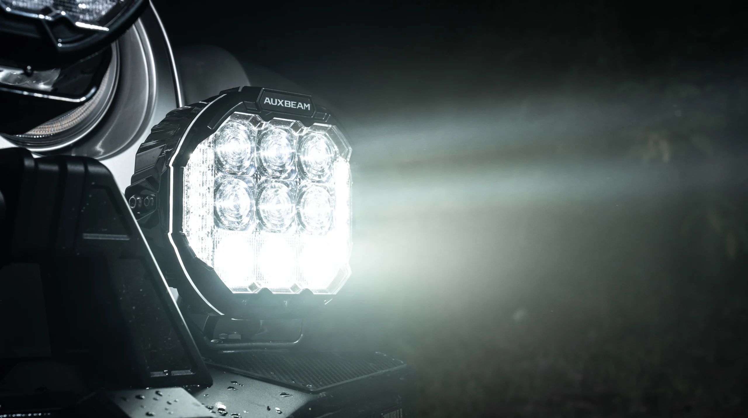 Auxbeam 7" kastarar MASTER-T Series Combo Beam with Dynamic Start-Up Amber Backlight - Image 4